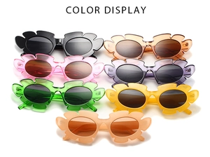 Vue à plat de lunettes de soleil en forme de fleur aux couleurs gelées assorties