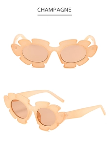 Détail des lunettes de soleil champagne en forme de fleur avec monture épaisse ondulée