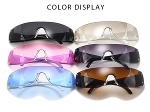 Display a colori di occhiali da sole Y2K con lenti a maschera e rivetti a stella