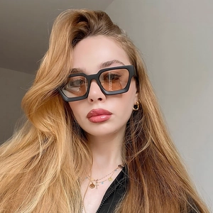Lunettes de soleil chic à monture épaisse en PC noire avec verres teintés orange