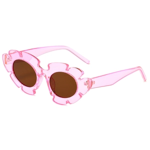 Lunettes de soleil roses en forme de fleur avec verres ronds marron foncé sur fond blanc