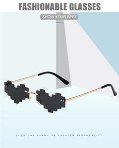 Vue latérale des lunettes de soleil cœur pixel avec verres noirs et monture dorée