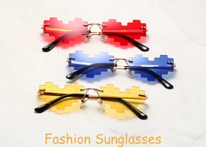 Vue à plat de lunettes de soleil pixelisées en forme de cœur en rouge, bleu et jaune