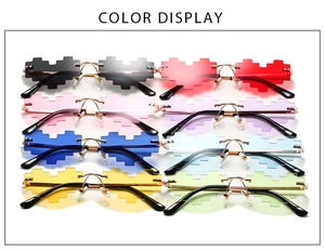 Détail des lunettes de soleil pixel en forme de cœur avec monture en métal doré