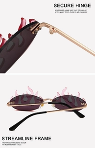 Detalle de bisagras doradas y diseño de gafas de sol de llama sin montura en color púrpura