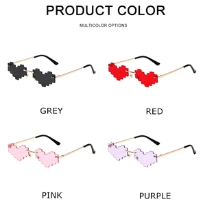 Vue détaillée de quatre couleurs de lunettes de soleil pixel mosaïque cœur sans monture