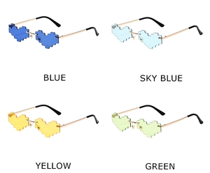 Détail de lunettes de soleil cœur mosaïque en bleu, bleu ciel, jaune et vert au choix