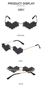 Trois vues de lunettes de soleil pixel en forme de cœur gris avec branches en métal doré