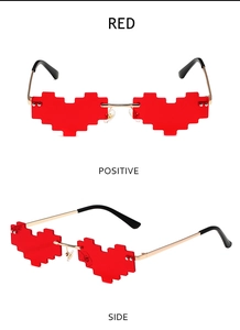 Vues détaillées de lunettes de soleil cœur pixel rouge avec monture dorée et verres sans bord