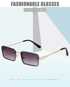 Detailansicht der goldenen quadratischen Metall-Sonnenbrille mit gewebten Bügeln und Gläsern