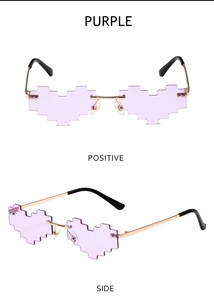 Vues détaillées de lunettes de soleil cœur pixel violet avec monture en métal doré