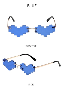 Lunettes de soleil cœur à pixels bleus avec monture dorée, vues de face et de côté
