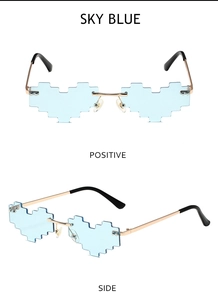 Lunettes de soleil cœur pixel bleu ciel avec monture en métal doré et protection UV