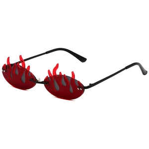 Gafas de sol modernas con forma de llama, lentes rojas y montura de metal negro para mujer