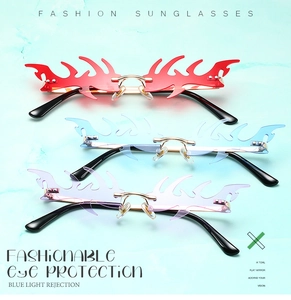 Trois paires de lunettes de soleil sans monture en forme de flamme tricolores