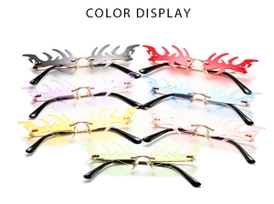 Collection de lunettes de soleil sans monture en forme de flamme en plusieurs coloris