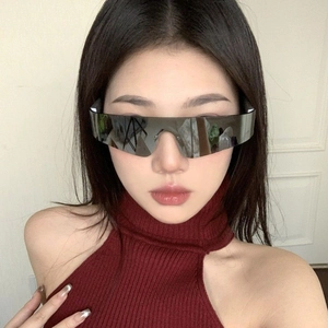 Nahaufnahme der futuristischen, randlosen Silber-Verspiegelten Sportsonnenbrille am Modell