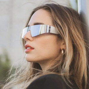Nahaufnahme Model mit silberner rahmenloser Punk-Sportsonnenbrille mit Visier
