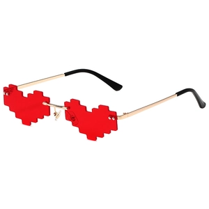 Lunettes de soleil cœur pixel rouge avec monture dorée et protection contre les UV
