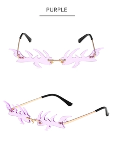 Détail de lunettes de soleil sans monture en forme de flamme violette avec cadre doré