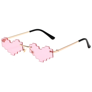 Lunettes de soleil cœur pixelisées sans monture avec verres roses et branches dorées