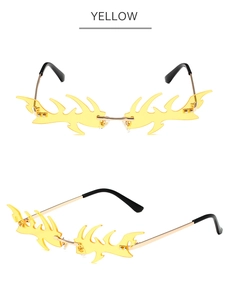 Détail macro de lunettes de soleil sans monture en forme de flamme jaune