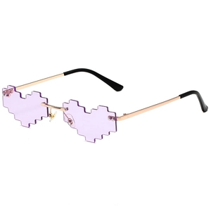 Lunettes de soleil tendance en forme de cœur pixelisé avec verres violets et monture dorée