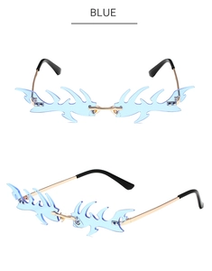 Détail de lunettes de soleil sans monture en forme de flamme bleue avec branches dorées
