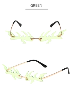 Détail de lunettes de soleil flamme vertes tendance avec monture métallique dorée fine