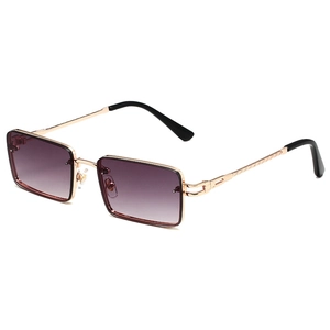 Retro-Sonnenbrille mit goldenem Metallrahmen und lila Verlaufsgläsern in 45-Grad-Ansicht