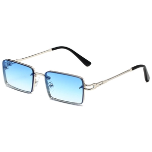 Schicke rechteckige Metall-Sonnenbrille in Silber mit blauen Verlaufsgläsern im Retro-Stil