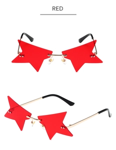Détail des lunettes de soleil sans monture en forme d'étoile rouge et métal doré