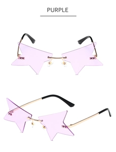 Détail de lunettes de soleil sans monture en forme d'étoile violette et métal doré