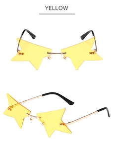 Détail macro de lunettes de soleil sans monture en étoile jaune avec branches dorées
