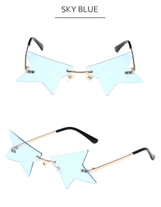 Détail de lunettes de soleil sans monture en forme d'étoile bleu ciel et métal doré