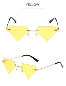 Dettaglio di occhiali da sole senza montatura con taglio a diamante giallo e oro