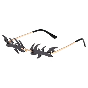 Lunettes de soleil noires en forme de flamme avec monture dorée et design en arête