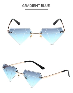 Dettaglio degli occhiali da sole senza montatura a forma di diamante con lenti blu sfumate