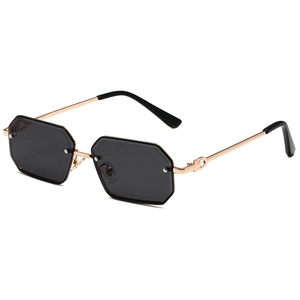 Polygonale goldene Metall-Sonnenbrille mit grauen Gläsern in stilvoller 45-Grad-Ansicht