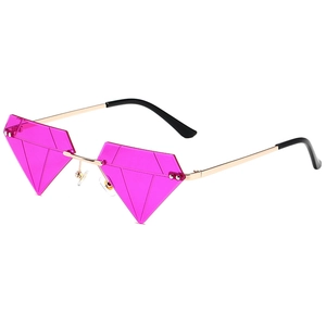 Occhiali da sole a forma di diamante senza montatura con lenti rosa e stanghette dorate