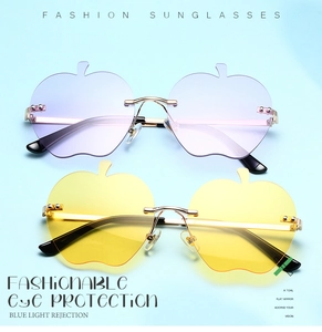 Détail de lunettes de soleil sans monture en forme de pomme violettes et jaunes