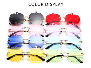 Détail de lunettes de soleil sans monture en forme de pomme avec huit teintes dégradées