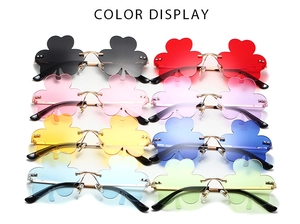 Display a colori di occhiali da sole a forma di foglia senza montatura in otto lenti