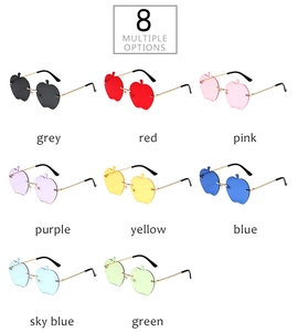 Détail de huit lunettes de soleil sans monture en forme de pomme avec branches dorées