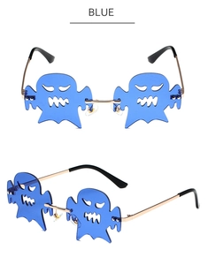 Detail von blauer geisterförmiger randloser Sonnenbrille mit goldfarbenen Bügeln