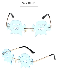 Detail der himmelblauen, randlosen Sonnenbrille in Geisterform mit goldenem Metallrahmen