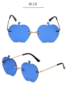 Détail de lunettes de soleil sans monture en forme de pomme bleue avec branches dorées