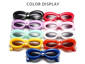 Vue de dessus de lunettes de soleil ovales colorées dans une collection de neuf