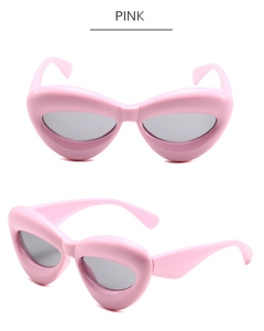 Vues de face et de côté de lunettes de soleil œil de chat roses à monture épaisse