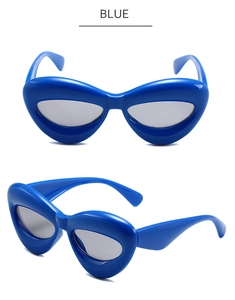 Vues de face et de profil de lunettes de soleil œil-de-chat bleues à monture épaisse